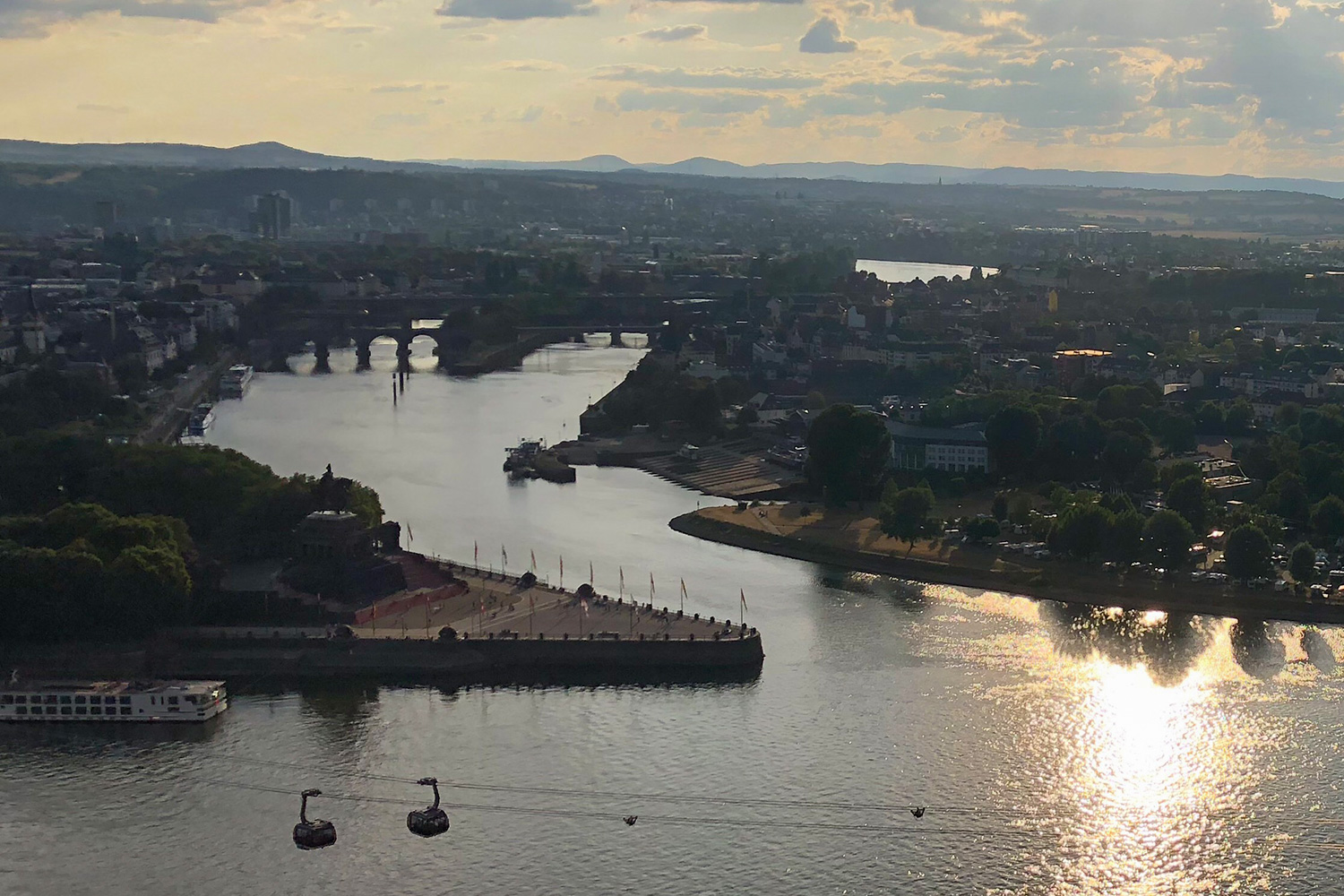 Bild auf das Deutsche Eck on Koblenz, wo die Mosel ind den Rhein mündet. Stichwort: Flussbestattung im neuen Bestattungsgesetz Rheinland-Pfalz